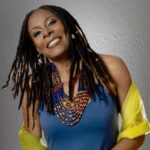 Brenda Russell – “Piano in the Dark”: Quando o Amor Sussurra na Penumbra.