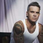 Robbie Williams e o lado mais ousado do pop britânico.