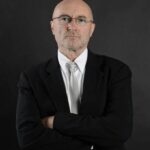 “Phil Collins – All Of My Life: Uma Balada Profunda Sobre o Que Ficou, o Que Doeu e o Que Ainda Vive”